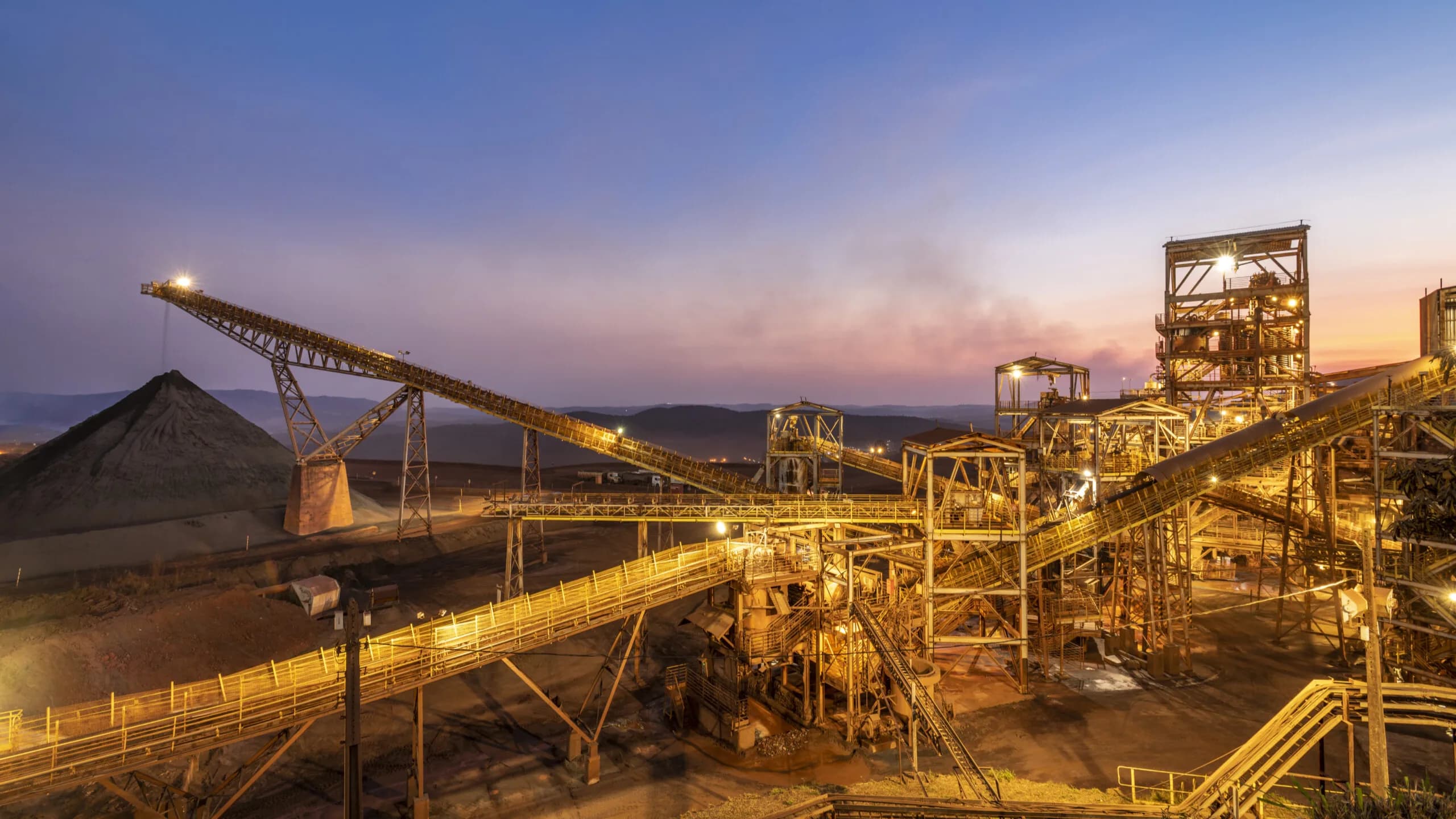 Planta de beneficiamento de minério ao anoitecer